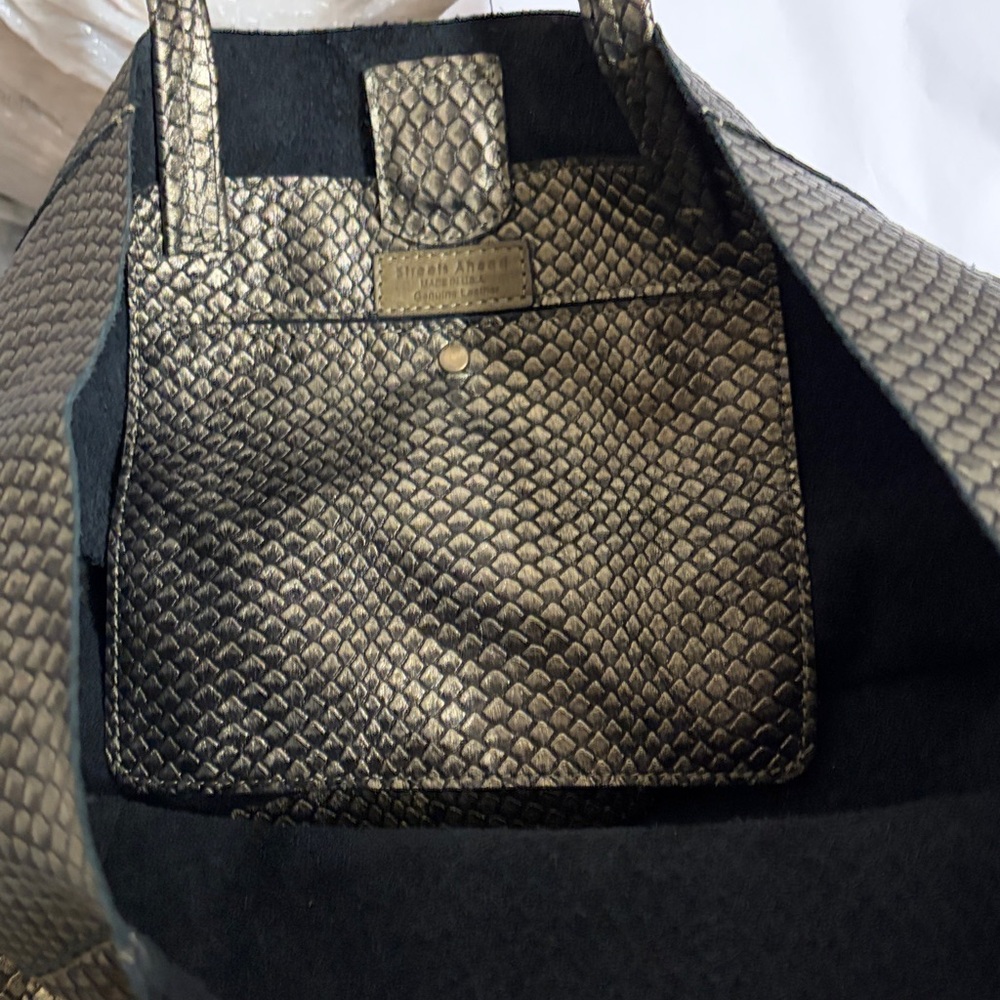 Streets Ahead Leather Elegant Black and Gold Tote Bag - Picture 10 of 11